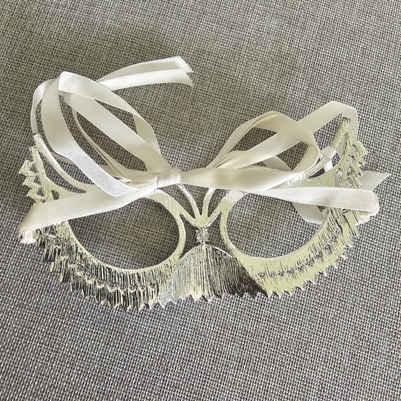 Versona Silver Crystal Rhinestone Masquerade Gala Ball Party Mask - Picture 4 of 6